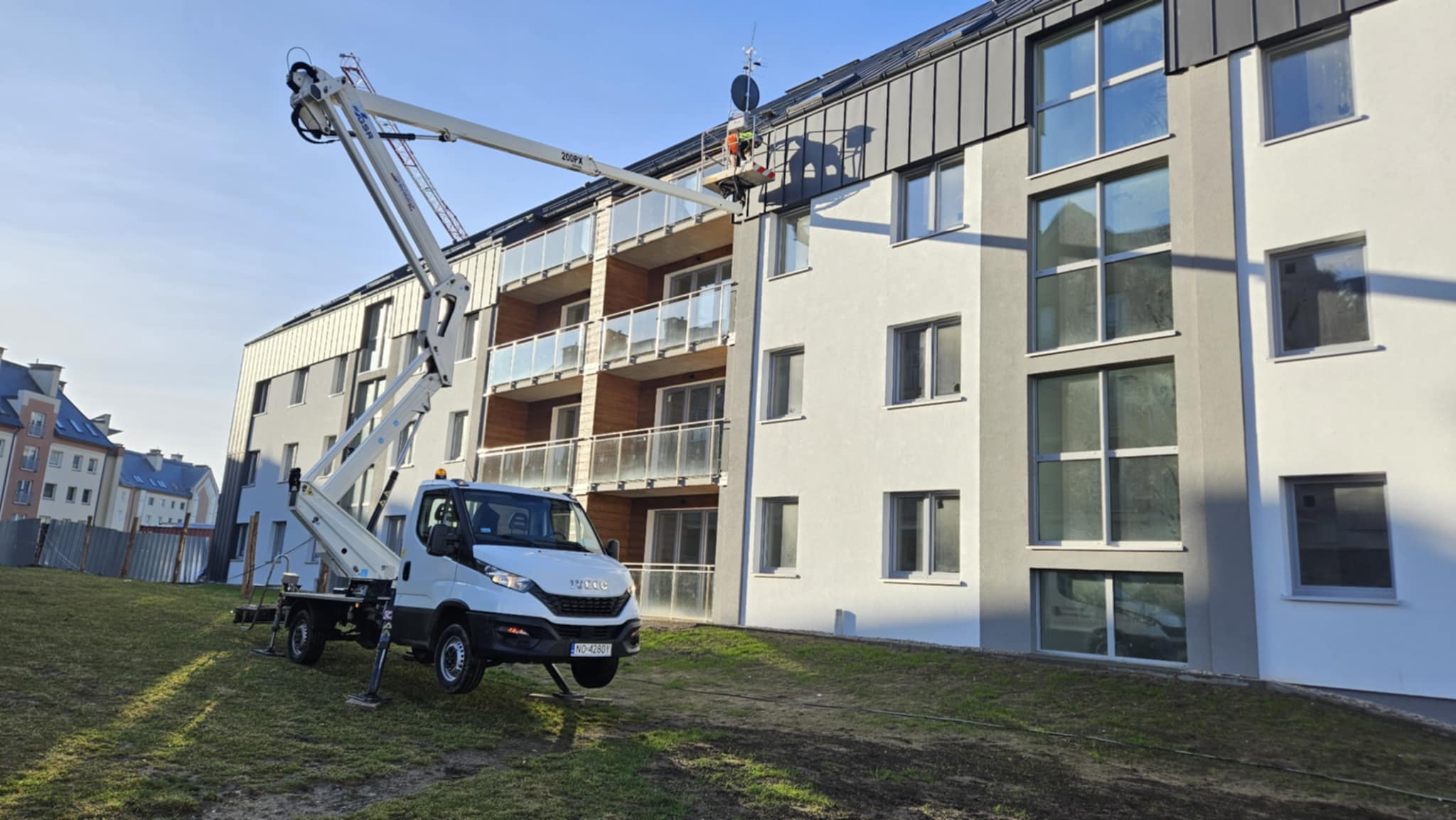 Podnośnik koszowy praca przy bloku